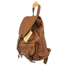 Cargar imagen en el visor de la galería, MOCHILA MEDIANA PIEL NOBLE "INDIANA CAMEL"